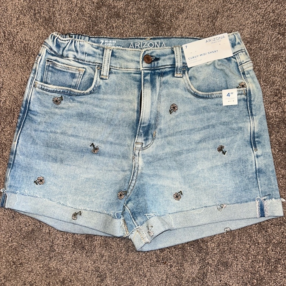 Arizona Jean Co. curvy midi jean shorts with embroidered daisy flowers NWT